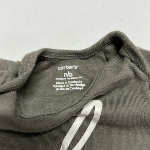 😍 3 for $15 😍 2x Boys Carter’s Short-Sleeve Onesies sz NB - Gray & White - Picture 4 of 5